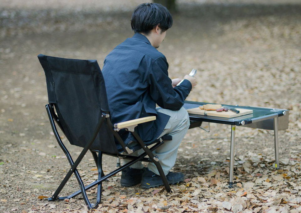 スノーピーク、ローチェア30の限定カラーにブラック。前かがみで使い