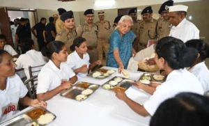 राज्यपाल ने भोजनालय का निरीक्षण किया